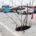 บุกพิสูจน์ หลุมอันตราย ริมถนน ลึก1เมตร ชาวบ้านวอนเร่งซ่อม ก่อนมีคนเจ็บ-ตาย