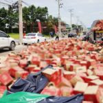 รถบรรทุกเบียร์ เทกระจาด 200ลังแตกเกลื่อนถนน กลิ่นคลุ้ง ทำรถติดหลายกิโล