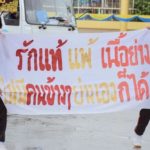 ดีมากลูกไม่ต้องง้อ! ชาวโซเชียลขำแห่คอมเมนต์ นักเรียนถือป้ายกีฬาสีร่วมขบวนพาเหรด