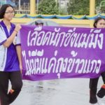 ดีมากลูกไม่ต้องง้อ! ชาวโซเชียลขำแห่คอมเมนต์ นักเรียนถือป้ายกีฬาสีร่วมขบวนพาเหรด