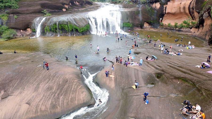 น้ำตกถ้ำพระคึกคัก! นักท่องเที่ยวแห่เล่นสไลเดอร์หิน ชมสวนน้ำธรรมชาติ(คลิป)