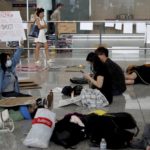 ให้อภัยพวกเราด้วย กลุ่มประท้วงฮ่องกงขอโทษ ผู้โดยสารสนามบินเดือดร้อน