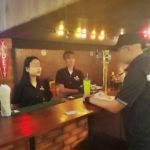 ตม.เชียงใหม่ บุกจับเจ้าของร้านอาหารดัง! เปิดนักท่องเที่ยวมั่วยานรก ยึดของกลาง
