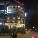 ตม.เชียงใหม่ บุกจับเจ้าของร้านอาหารดัง! เปิดนักท่องเที่ยวมั่วยานรก ยึดของกลาง