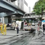 ระทึก! รถโม่ปูนแหกโค้งพลิกตะแคงกลาง แยกศาลาแดง ซีเมนต์ไหลทั่ว คนขับหาย