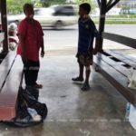 ชีวิตรันทด! ยายไร้ที่อยู่ หอบลูกตาบอด-หลานนอนศาลารอรถ เผยถูกรุมตี-เผาไล่ที่