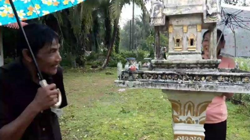 ชาวบ้านส่องเลขศาลพระภูมิ หลังถูกต้นไม้ล้มทับแต่ไม่เสียหาย