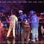 เปิดนาที! เก๋งทหาร ขับฝ่าฝนเสยท้ายรถบรรทุกหมุนอัดเกาะกลางถนน ดับ1 สาหัส5