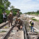 ที่แท้ ลุงวัย 50 ปี ขโมยสกรูยึดราง ทำรถไฟสายใต้ตกราง สารภาพเอาไปขายโลละ 2 บาท