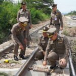 ที่แท้ ลุงวัย 50 ปี ขโมยสกรูยึดราง ทำรถไฟสายใต้ตกราง สารภาพเอาไปขายโลละ 2 บาท