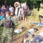 รถนร.คว่ำพังยับ! ไถลไปกับพื้นหลังคากระบะหลุด เด็ก 8 ชีวิตกระเด็นเจ็บเกลื่อน