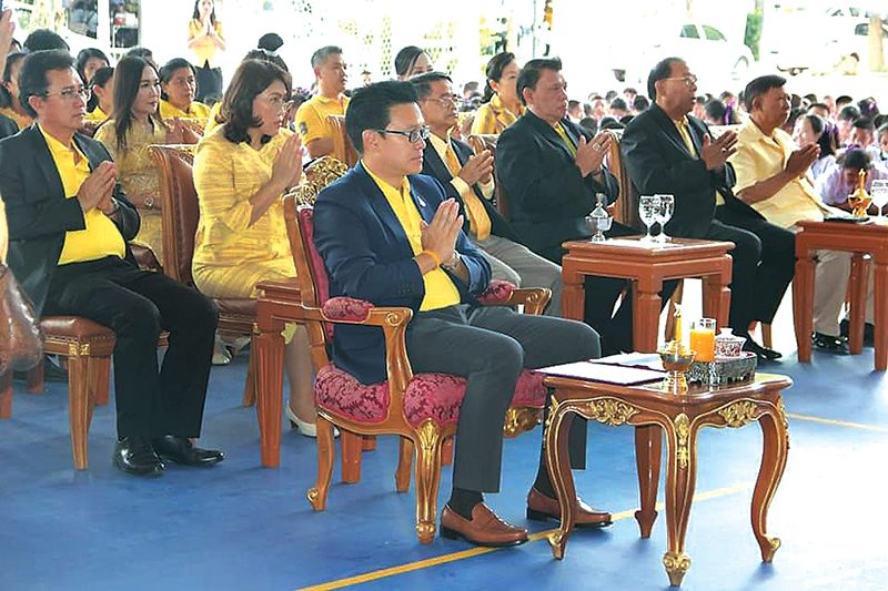 ร.ร.มัธยมประชานิเวศน์-ทอดผ้าป่าเพื่อการศึกษา
