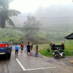 ระทึก! ฝนตกหนัก ดินสไลด์ เบียดกระบะเสียหาย ปิดเส้นทางรถผ่านไม่ได้