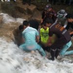 ช่วยระทึก! ดช.วัย13 ถูกกระแสน้ำพลัด ท่อใต้น้ำตกดูดร่างมิด-โผล่แค่ขา สุดยื้อดับสลด