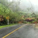 ระทึก! ฝนตกหนัก ดินสไลด์ เบียดกระบะเสียหาย ปิดเส้นทางรถผ่านไม่ได้