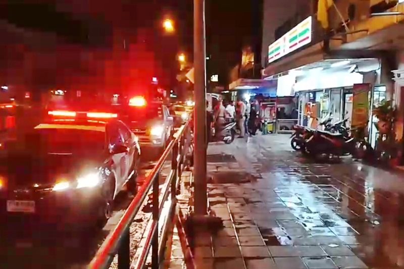บริเวณหน้าร้านสะดวกซื้อที่คนร้ายก่อเหตุ ขโมยรถ ของพนักงานส่งสินค้า