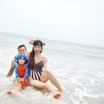คุณแม่แซ่บมาก อ๋อม สกาวใจ หนีร้อนยกครอบครัวเที่ยวทะเล อวดหุ่นแซ่บ-ขาวจั๊วะ