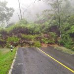 ระทึก! ฝนตกหนัก ดินสไลด์ เบียดกระบะเสียหาย ปิดเส้นทางรถผ่านไม่ได้