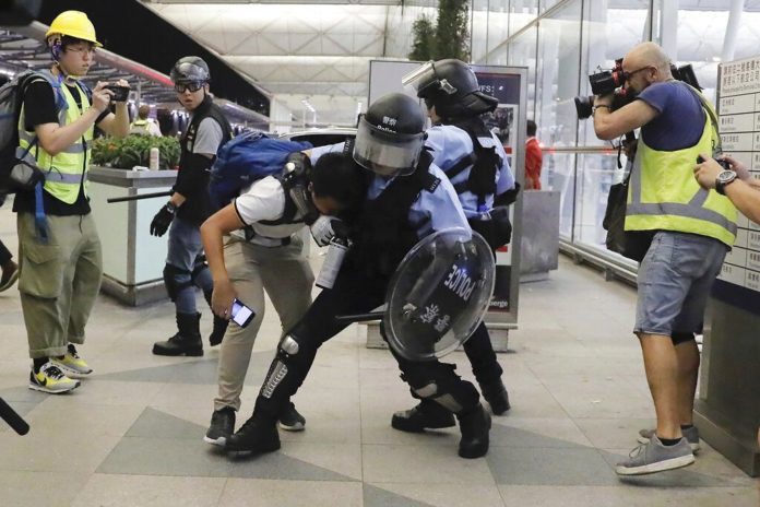 ตำรวจบุกสนามบินฮ่องกง