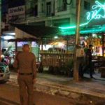 ตำรวจที่ไหนจะกล้าจับกู! นับสิบบุกร้านเหล้าหาเรื่อง ประกาศก้องชักปืนรัวสาดมั่ว(คลิป)