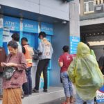 เงินเข้าแล้ว! แห่กดเงิน บัตรคนจน คึกคัก แน่นเอทีเอ็ม แบงก์ 100และ500 เกลี้ยงตู้
