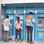 เงินเข้าแล้ว! แห่กดเงิน บัตรคนจน คึกคัก แน่นเอทีเอ็ม แบงก์ 100และ500 เกลี้ยงตู้