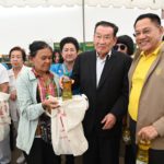 มูลนิธิป่อเต็กตึ๊ง จัดงานประเพณีทิ้งกระจาด แจกจ่ายแก่ผู้ยากไร้ที่โคราช