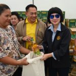 มูลนิธิป่อเต็กตึ๊ง จัดงานประเพณีทิ้งกระจาด แจกจ่ายแก่ผู้ยากไร้ที่โคราช