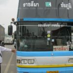 เปิด(กล้อง)นาทีชีวิต! 2 นศ.สาวด่วนกลับรถ ทัวร์เสยกระเด็นดับ 1 สาหัส 1