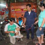 หมายัดกระสอบ ถูกทิ้งกลางถนน เจ้าของร้านซ่อมจยย. รีบเข้าช่วย เผยคนทำสุดบาป