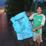หมายัดกระสอบ ถูกทิ้งกลางถนน เจ้าของร้านซ่อมจยย. รีบเข้าช่วย เผยคนทำสุดบาป