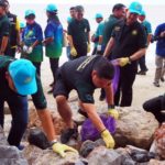 "วราวุธ" รมว.ทส. นำทีมเก็บขยะชายหาดเจ้าสำราญ กระตุ้นจิตสำนึก ลดปัญหาขยะ