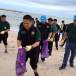 "วราวุธ" รมว.ทส. นำทีมเก็บขยะชายหาดเจ้าสำราญ กระตุ้นจิตสำนึก ลดปัญหาขยะ