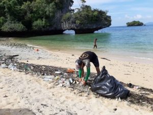เจ้าหน้าที่อุทยานฯ กำลังเก็บขยะทะเลที่พัดขึ้นฝั่งในพื้นที่อุทยานฯ ธารโบกขรณี จ.กระบี่