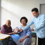อธิบดีสถ. -ประธานสภาสตรีฯ มอบสิ่งของให้ผู้สูงอายุ เนื่องในวันเฉลิมพระชนมพรรษา