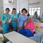 อธิบดีสถ. -ประธานสภาสตรีฯ มอบสิ่งของให้ผู้สูงอายุ เนื่องในวันเฉลิมพระชนมพรรษา