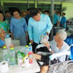 อธิบดีสถ. -ประธานสภาสตรีฯ มอบสิ่งของให้ผู้สูงอายุ เนื่องในวันเฉลิมพระชนมพรรษา