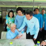อธิบดีสถ. -ประธานสภาสตรีฯ มอบสิ่งของให้ผู้สูงอายุ เนื่องในวันเฉลิมพระชนมพรรษา