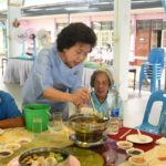 อธิบดีสถ. -ประธานสภาสตรีฯ มอบสิ่งของให้ผู้สูงอายุ เนื่องในวันเฉลิมพระชนมพรรษา