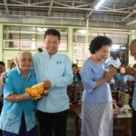 อธิบดีสถ. -ประธานสภาสตรีฯ มอบสิ่งของให้ผู้สูงอายุ เนื่องในวันเฉลิมพระชนมพรรษา