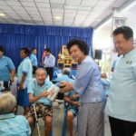 อธิบดีสถ. -ประธานสภาสตรีฯ มอบสิ่งของให้ผู้สูงอายุ เนื่องในวันเฉลิมพระชนมพรรษา