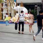 ญาญ่า ควง ณเดชน์ เที่ยวสยามฯ แจงช็อตฝ่ายจับมือข้ามถนน เพื่อความปลอดภัย