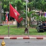 ระทึก!ชายปริศนาโยน วัตถุต้องสงสัย มีไฟกระพริบ ทิ้งหน้าตร. อีโอดีเร่งตรวจ (คลิป)