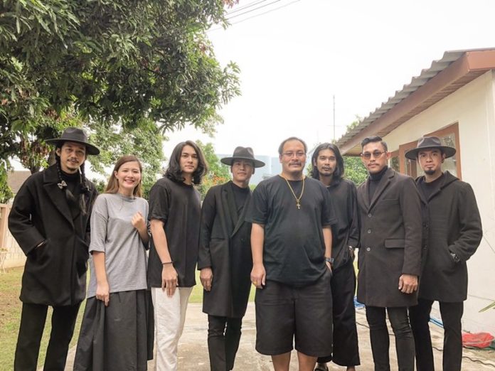 ถ่ายรูปเป็นที่ระลึกกับผู้บริหารค่ายและศิลปิน