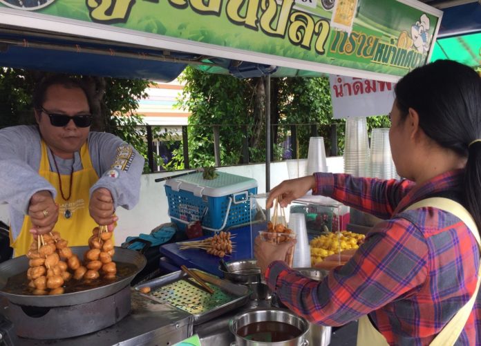 ลูกชิ้นปลากราย น้ำจิ้มสูตรเด็ด - จานเด็ด 77 จังหวัด จะพาไปกิน ลูกชิ้นปลากราย น้ำจิ้มสูตรเด็ด - จานเด็ด 77 จังหวัด จะพาไปกิน
