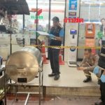 กูนับ1ถึง5ส่งเงินมา! ปล้นเดือดร้านสะดวกซื้อ พนักงานโดดแย่งปืนโดน2นัดทรุดฮวบ(คลิป)