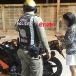 สาวใหญ่เสียท่าโจร! นั่งเล่นริมหาดโผล่คุยปรับทุกข์ อุตส่าห์ปลอบใจชักมีดจี้ชิงครึ่งแสน(คลิป)