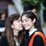 วันแม่ เหล่าคนบันเทิง แห่ลงรูปคู่ ญาญ่า หอบพวงมาลัยกราบตัก แม่แก้ว