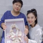 วันแม่ เหล่าคนบันเทิง แห่ลงรูปคู่ ญาญ่า หอบพวงมาลัยกราบตัก แม่แก้ว