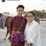 วันแม่ เหล่าคนบันเทิง แห่ลงรูปคู่ ญาญ่า หอบพวงมาลัยกราบตัก แม่แก้ว